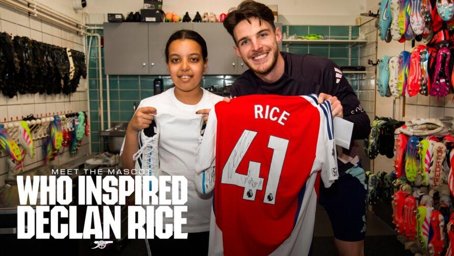 暖男赖斯邀请小球童参观训练中心，并送出签名球衣和战靴