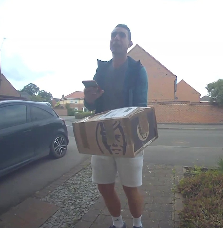 因辱骂利物浦被解雇！前英超裁判库特改行送快递，被红军球迷认出