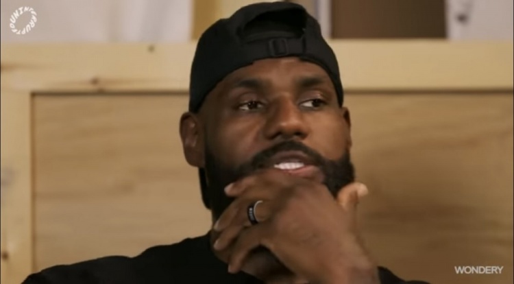 詹姆斯：因节奏空间和无限换防 如今再打三角进攻极具挑战性