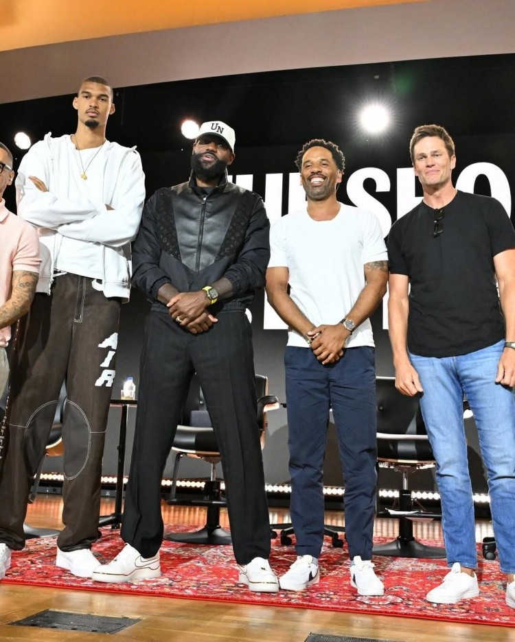 布雷迪：运动员年长时不想再牺牲家庭 没人比詹姆斯应对得更好