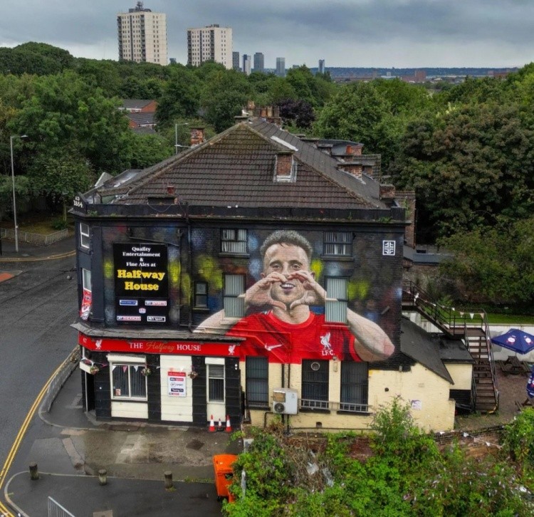 艺术家为若塔创作纪念壁画，描绘若塔庆祝进球的瞬间