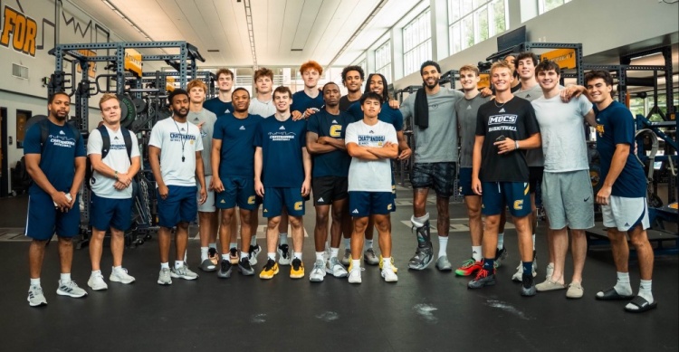 努力塔图姆参加肯巴-沃克的婚礼 当天还借用学校的健身房训练