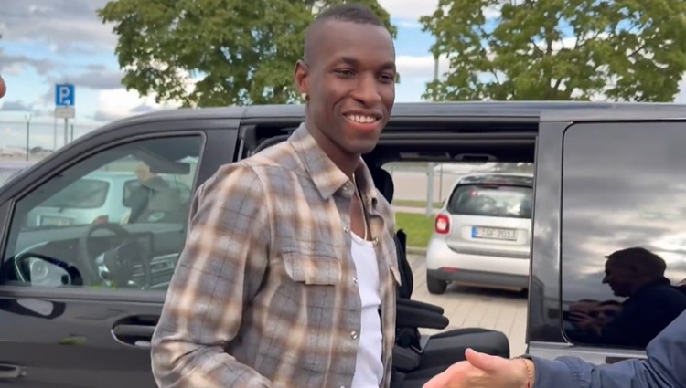 德天空记者：杰克逊仍未安排返航计划，转会拜仁被暂停但尚未告吹