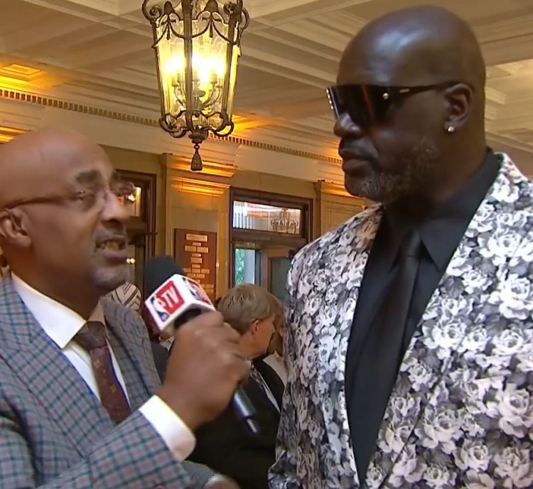 奥尼尔身着大花西装接受采访：这象征着我为霍华德送上鲜花