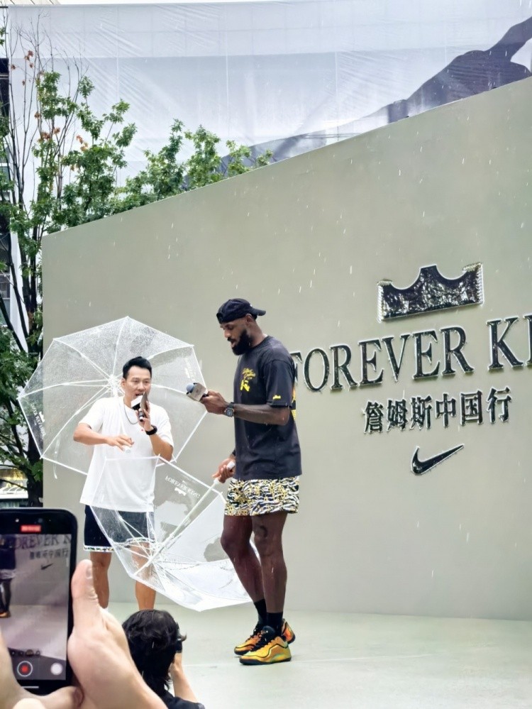 段冉长文回顾与詹姆斯的故事：临时用垃圾桶做采访桌台他都没生气