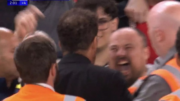 镜报：与西蒙尼发生冲突的球迷晒视频，指责有马竞助教朝他吐口水