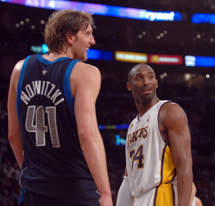 主持人：科比3节62分后奥多姆等人都劝他继续打 但他坚持不再打了