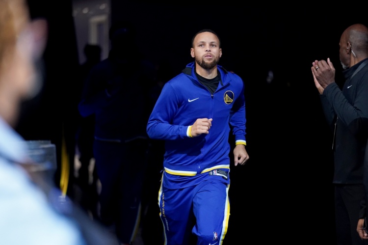 库里：以前中场会玩手机 那时有种莫名自信 若落后还会放狠话