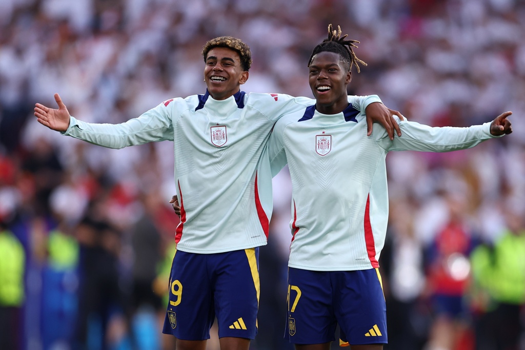 世体：尼科在国家队曾是亚马尔的监护人 是亚马尔心中的“教父”