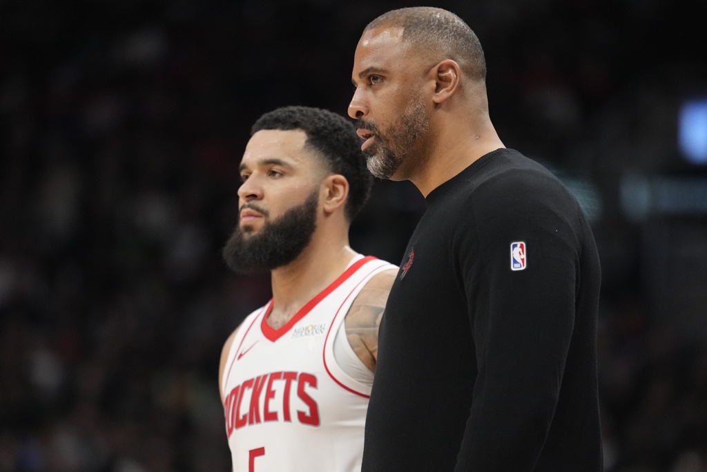 乌度卡：老将们深谙季后赛之道 我们不意外范弗里特的表现