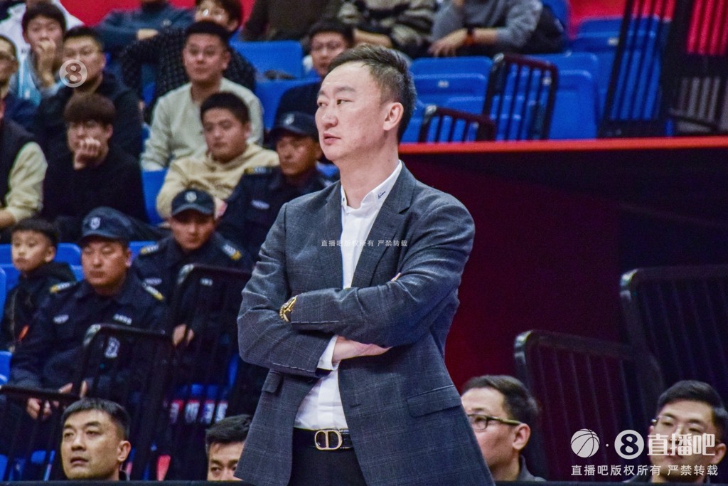 媒体人：9名球员离开了青岛 球队阵容十分年轻 王奕博会带来经验