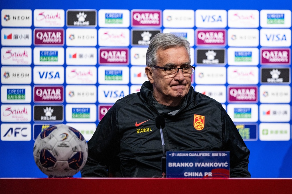 沪媒：伊万致敬滕哈赫玩转“发布会逆转” 狡辩无法改变甩锅本质