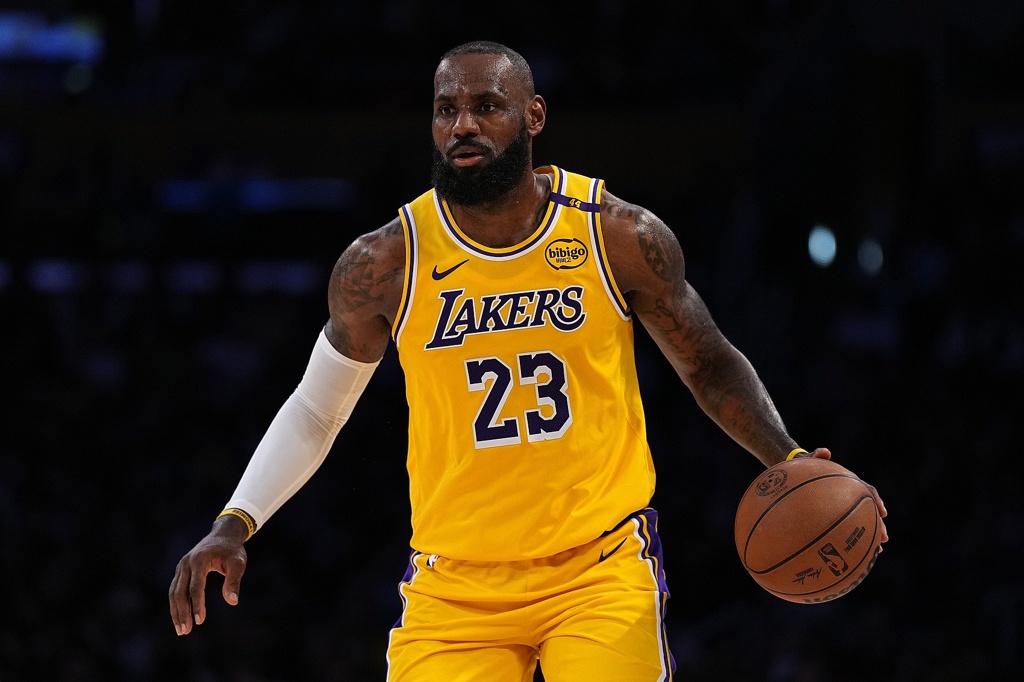 记者：湖人理论上可以裁掉詹姆斯放他走人 但我觉得没理由这么做