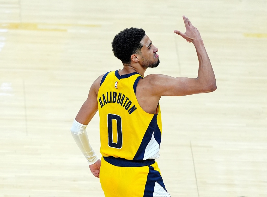 A-史密斯：目前的哈利伯顿还不是超巨 他还需要打得更稳定