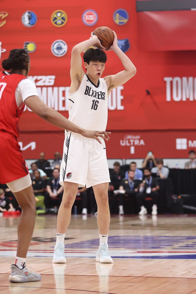 队记：杨瀚森想在高位发牌最好有三分 否则对手会退一步切断传球